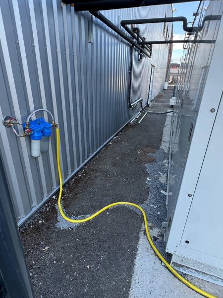 Les rats ont bouffé le seuil en béton générant des amas de gravier au sol